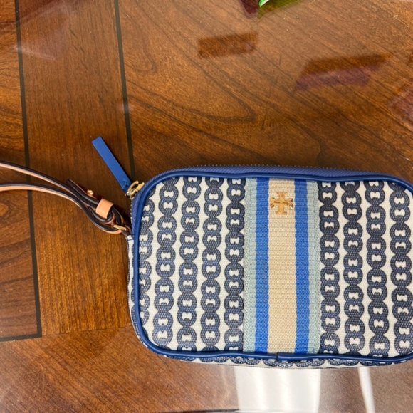 Tory Burch | Gemini Link Wristlet - Picture 2 of 5